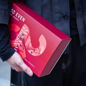 odd-even-coffee-gift-box-lifestyle-hand-held